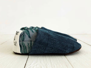Stylische Krabbelschuhe aus Jeans / Denim - fair und nachhaltig hergestellt aus zurückgewonnenen Materialen
